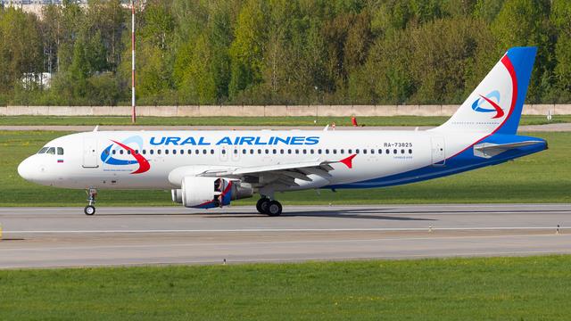 RA-73825:Airbus A320-200:Уральские авиалинии